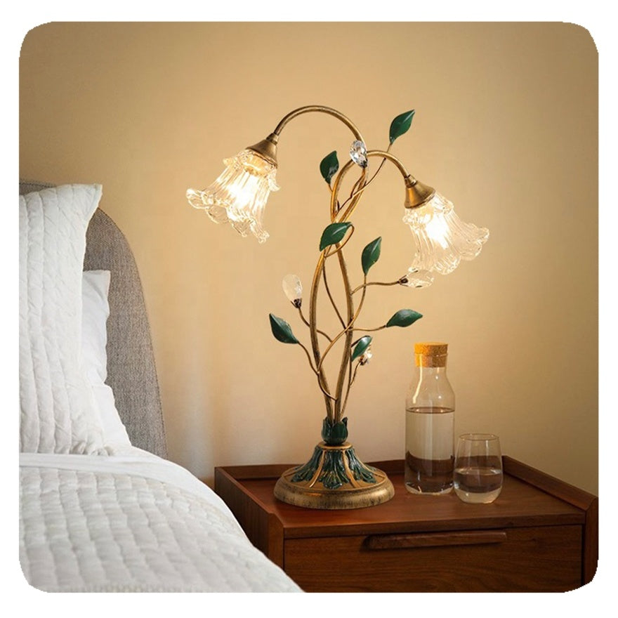 Elegant vintage bordlampe med fransk blomstret design, delikate blomsterdetaljer og jern-krystal-glas struktur.