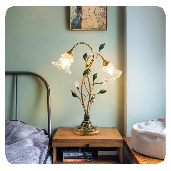 Elegant vintage bordlampe med fransk blomstret design, delikate blomsterdetaljer og jern-krystal-glas struktur.