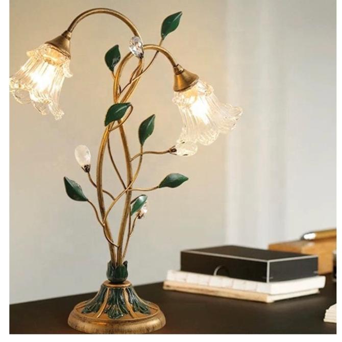 Elegant vintage bordlampe med fransk blomstret design, delikate blomsterdetaljer og jern-krystal-glas struktur.