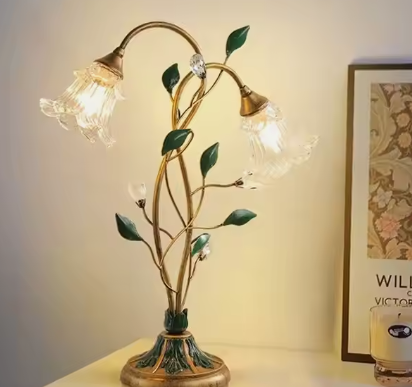 Elegant vintage bordlampe med fransk blomstret design, delikate blomsterdetaljer og jern-krystal-glas struktur.