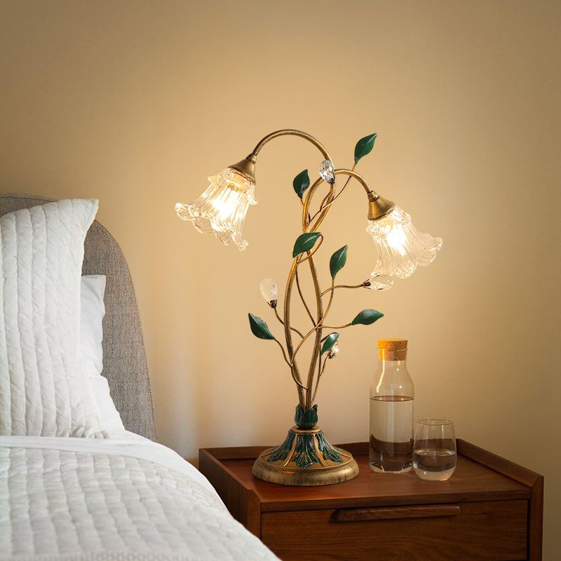 Elegant vintage bordlampe med fransk blomstret design, delikate blomsterdetaljer og jern-krystal-glas struktur.