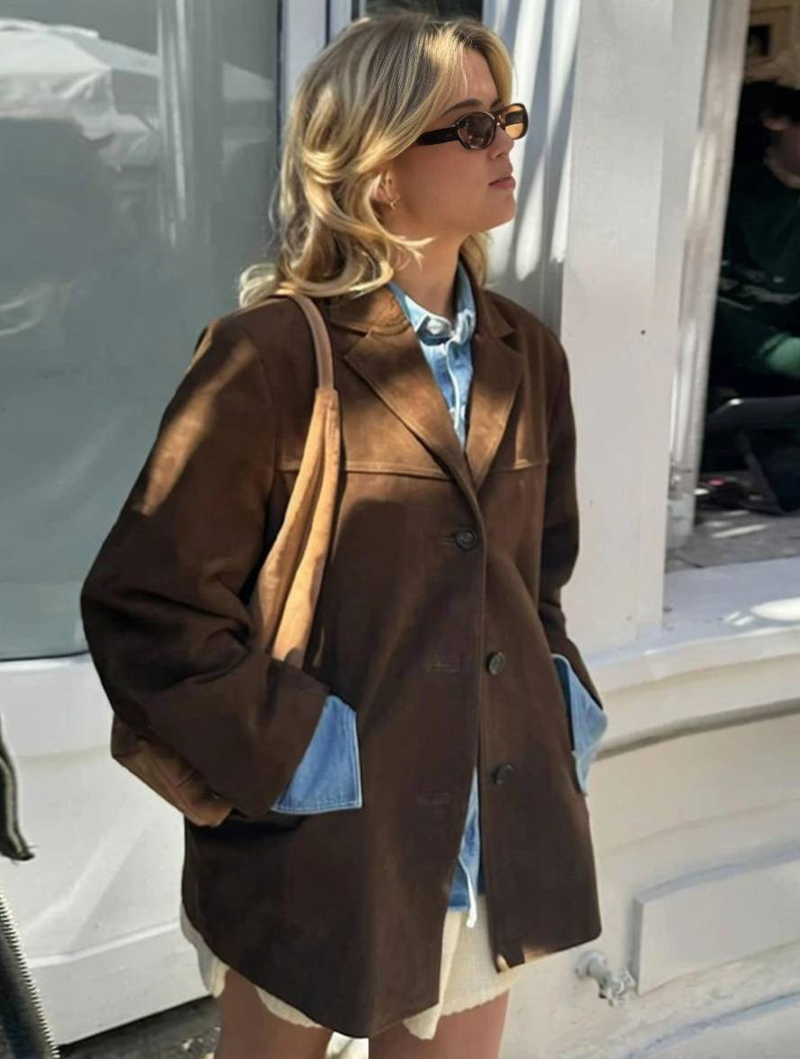 Elegant brungrøn vintage blazer til kvinder med smukke knapper og lommer, perfekt som stilfuld damejakke.