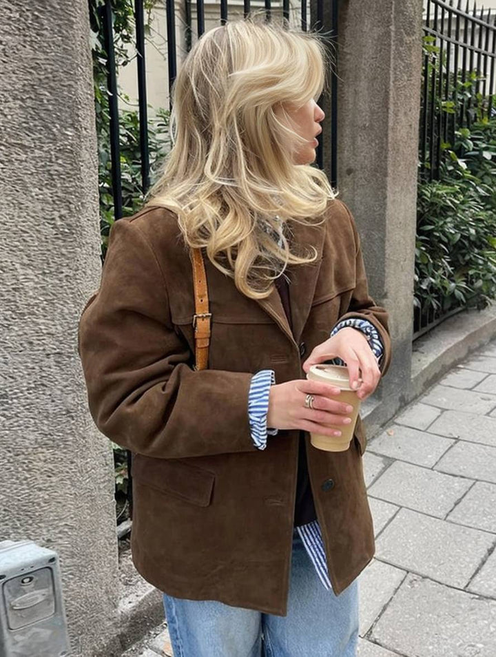 Kastanje-brungrøn elegant vintage blazer med knapper og lommer. Langærmet damejakke til efterår.