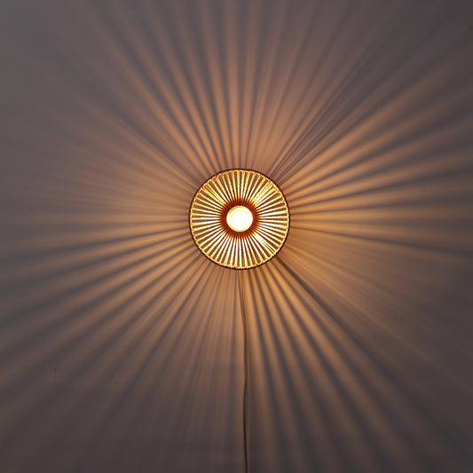"Elegant Wave væglampe Ø20 i flettet papirrebsdesign, naturligt og rustikt look med stemningsfuldt blødt lys."
