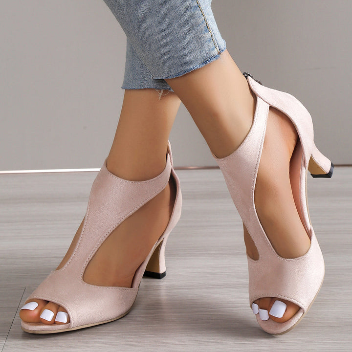Alsidige ortopædiske damesandaler med kitten heel og T-rem; perfekt til hverdag, fest og sommersko.