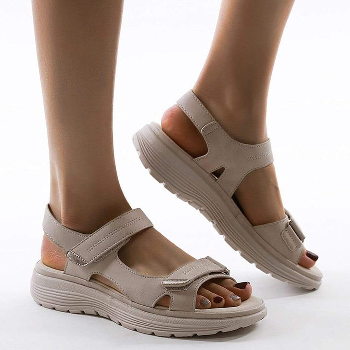 "Elegante damensandaler med blød sål og justerbare remme til støtte mod hælsmerter og bunions, i beige, blå og sort."