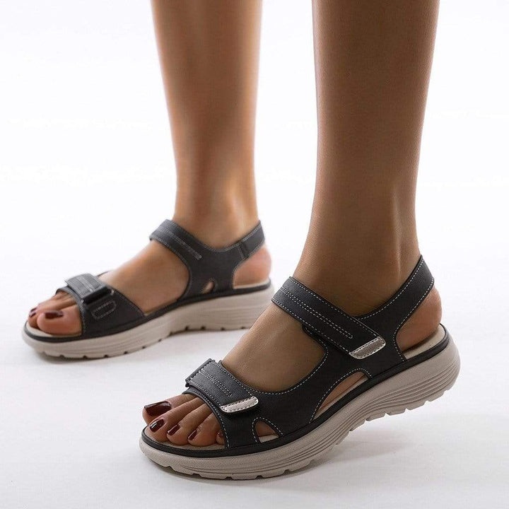 "Elegante damensandaler med blød sål og justerbare remme til støtte mod hælsmerter og bunions, i beige, blå og sort."