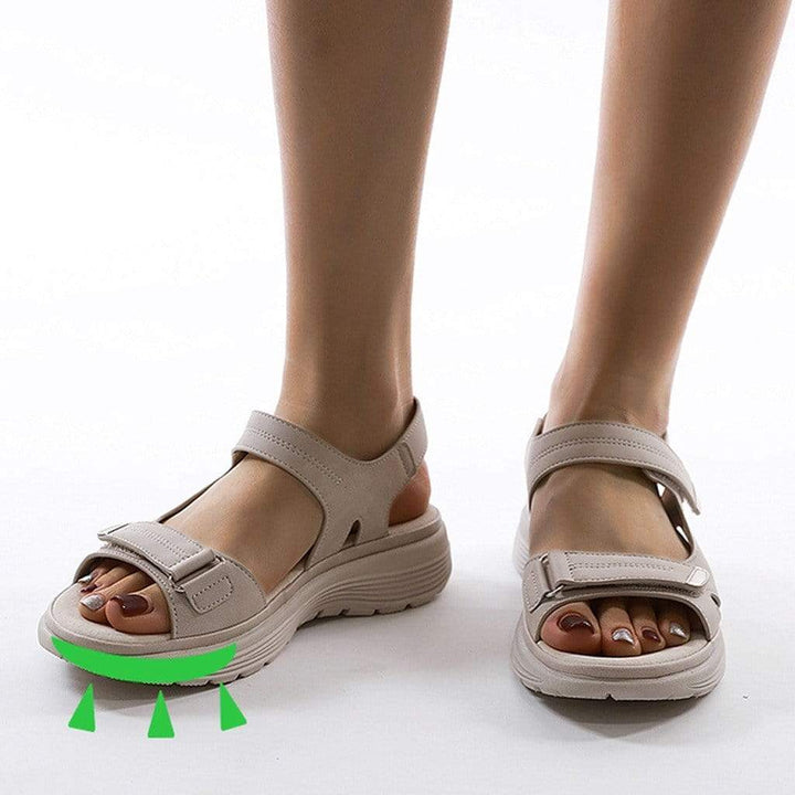 "Elegante damensandaler med blød sål og justerbare remme til støtte mod hælsmerter og bunions, i beige, blå og sort."