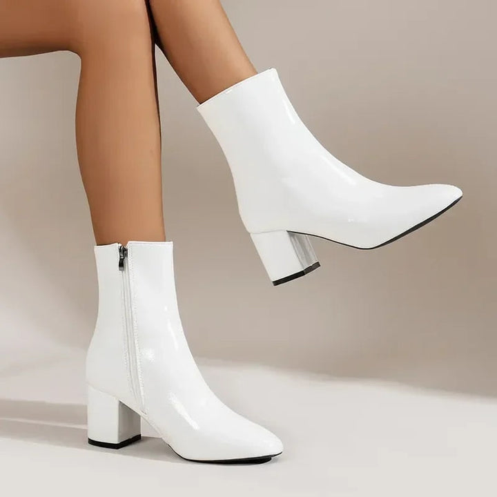 Elegante dames ankelstøvler med blokhæl og blank lakfinish. Perfekte til modebevidste kvinder.