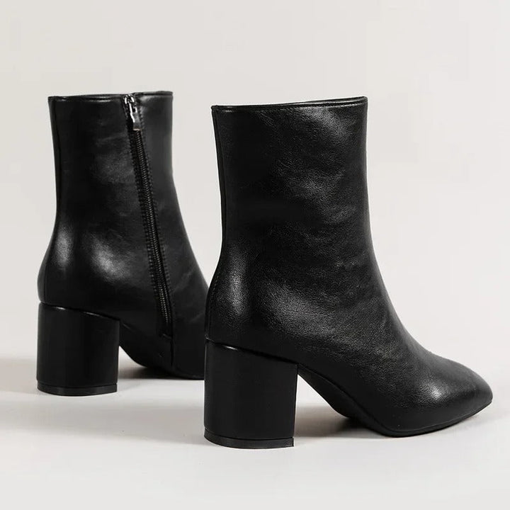 Trendy dames ankelstøvler med blokhæl. Skinnende overflade, perfekt til at fuldende dit outfit.