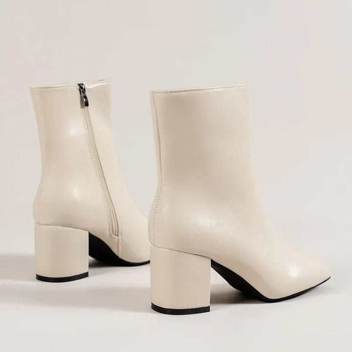Dames ankelstøvler med blokhæl i elegant stil. Blank lakstøvle, ideel som feststøvler.
