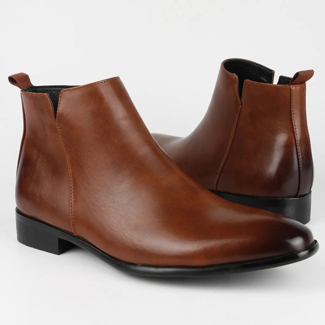"Elegante herrestøvler i brun læder, klassisk design, raffineret finish, perfekt til både formelle og afslappede lejligheder.