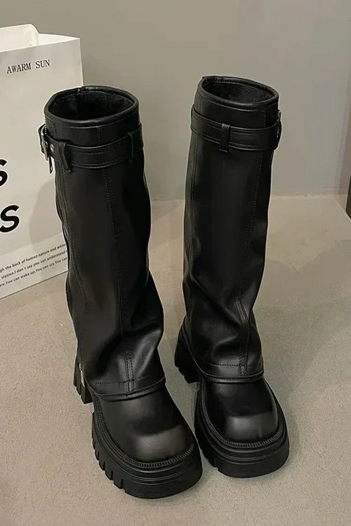 Elegante knæhøje støvler til kvinder i sort læder med et tidløst design og en slank silhuet, perfekt til både formelle og afslappede outfits.