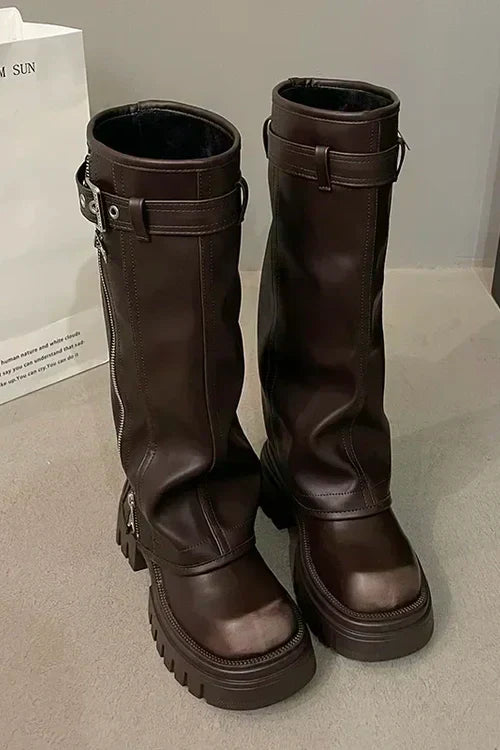 Elegante knæhøje støvler til kvinder i sort læder med et tidløst design og en slank silhuet, perfekt til både formelle og afslappede outfits.