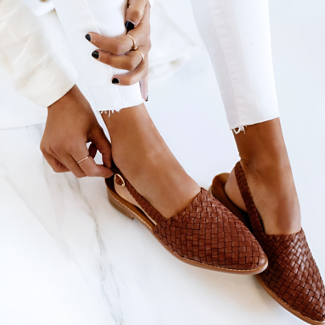 "Elegante kvinders flet-sandaler i beige med flettet design og støtte, perfekte til hverdagsbrug og sommerens lejligheder."