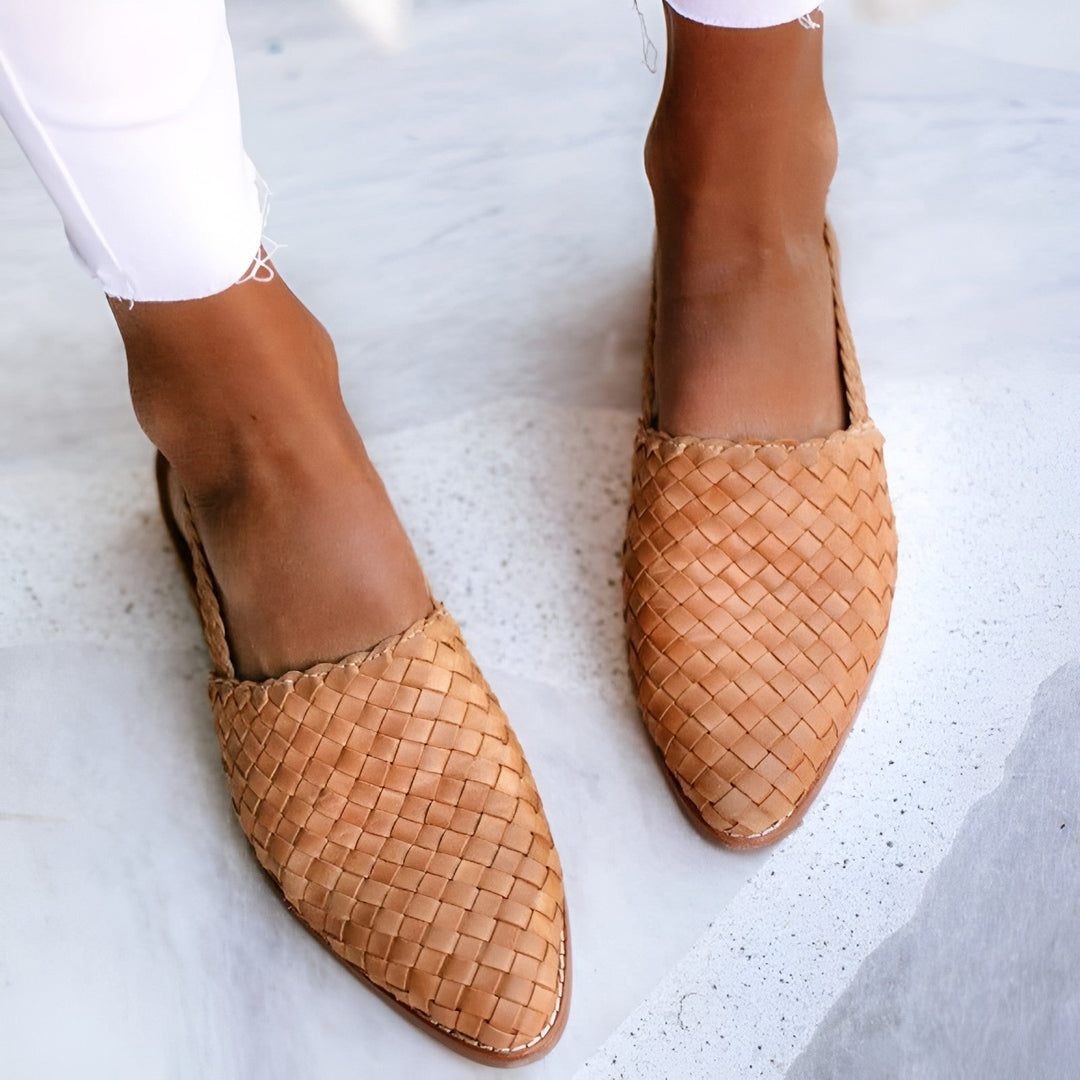 "Elegante kvinders flet-sandaler i beige med flettet design og støtte, perfekte til hverdagsbrug og sommerens lejligheder."