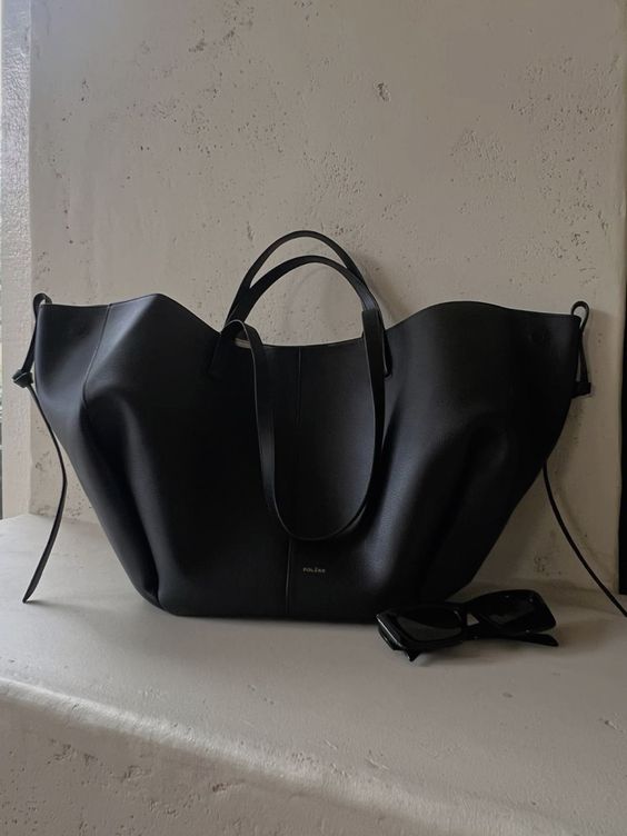 Elegant tote taske til kvinder med aftagelig rem, rummelig og stilfuld for et sofistikeret hverdagslook.