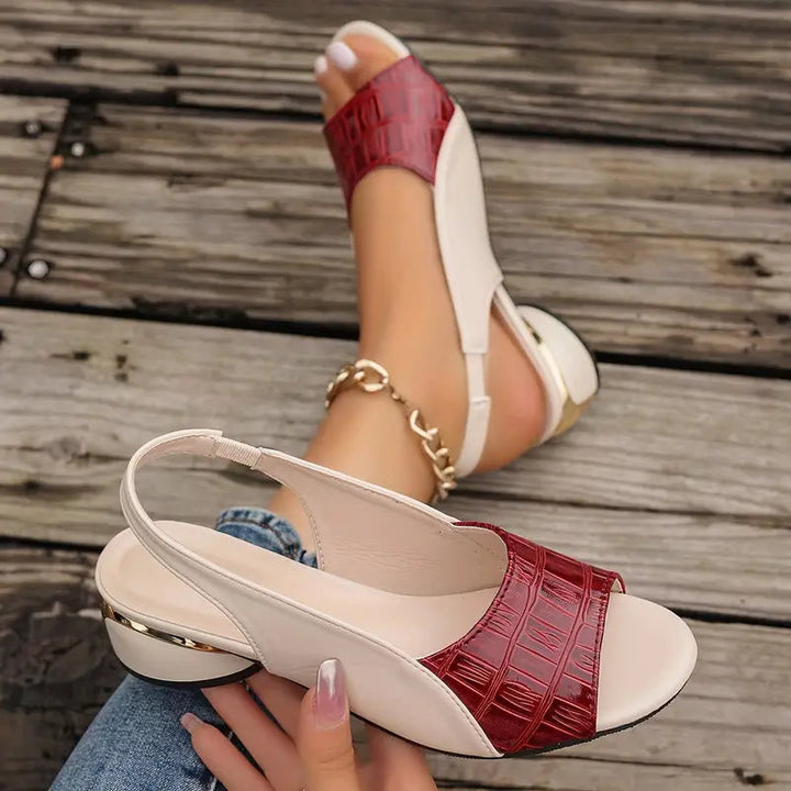 "Elegante peep-toe Sophia sandaler med polstret indersål, lav blokhæl og skridsikker sål for komfort og stabilitet."