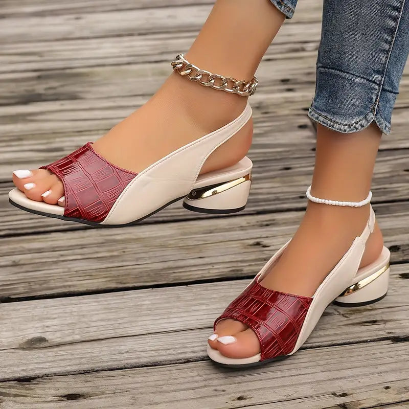 "Elegante peep-toe Sophia sandaler med polstret indersål, lav blokhæl og skridsikker sål for komfort og stabilitet."