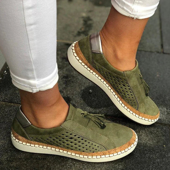 "Elegante slip-on damesko uden snørebånd, i enkelt design med bløde materialer og fleksibel pasform for hverdagskomfort."