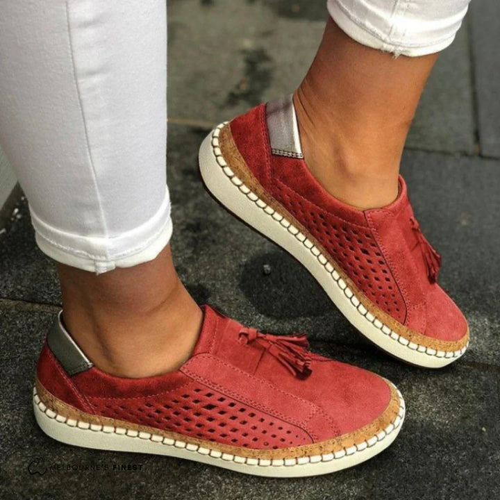 "Elegante slip-on damesko uden snørebånd, i enkelt design med bløde materialer og fleksibel pasform for hverdagskomfort."