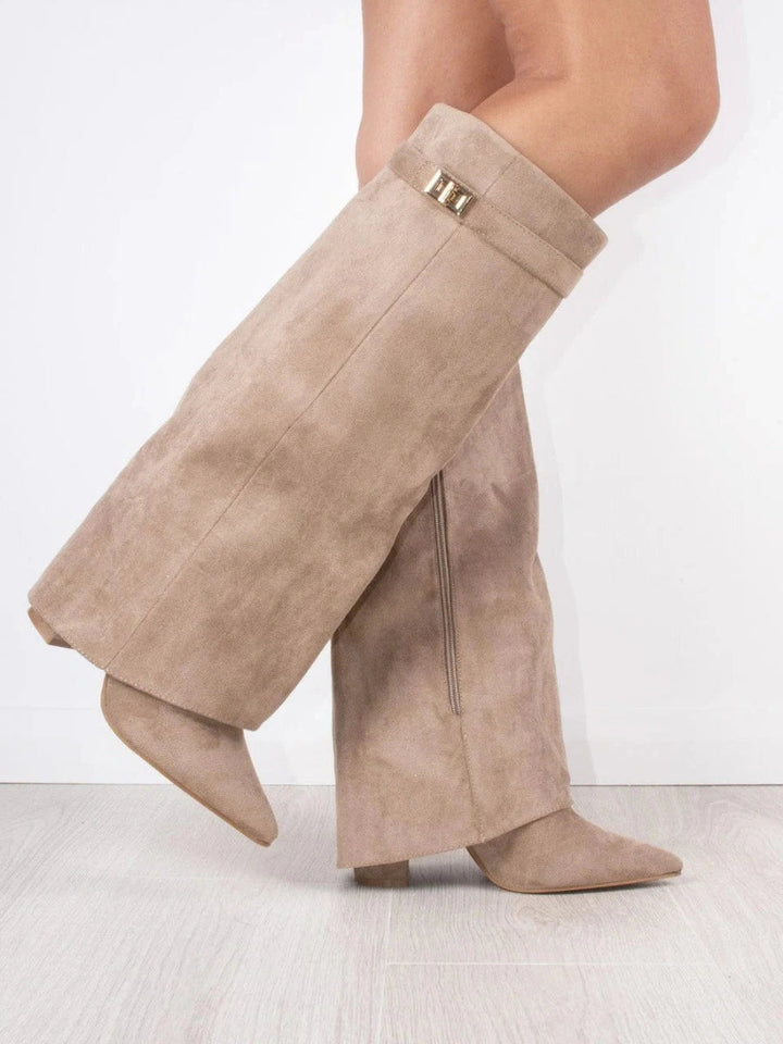 Toppen af elegante høje damestøvler, viser den slanke pasform og klassiske stil. Ideel til kvinder.