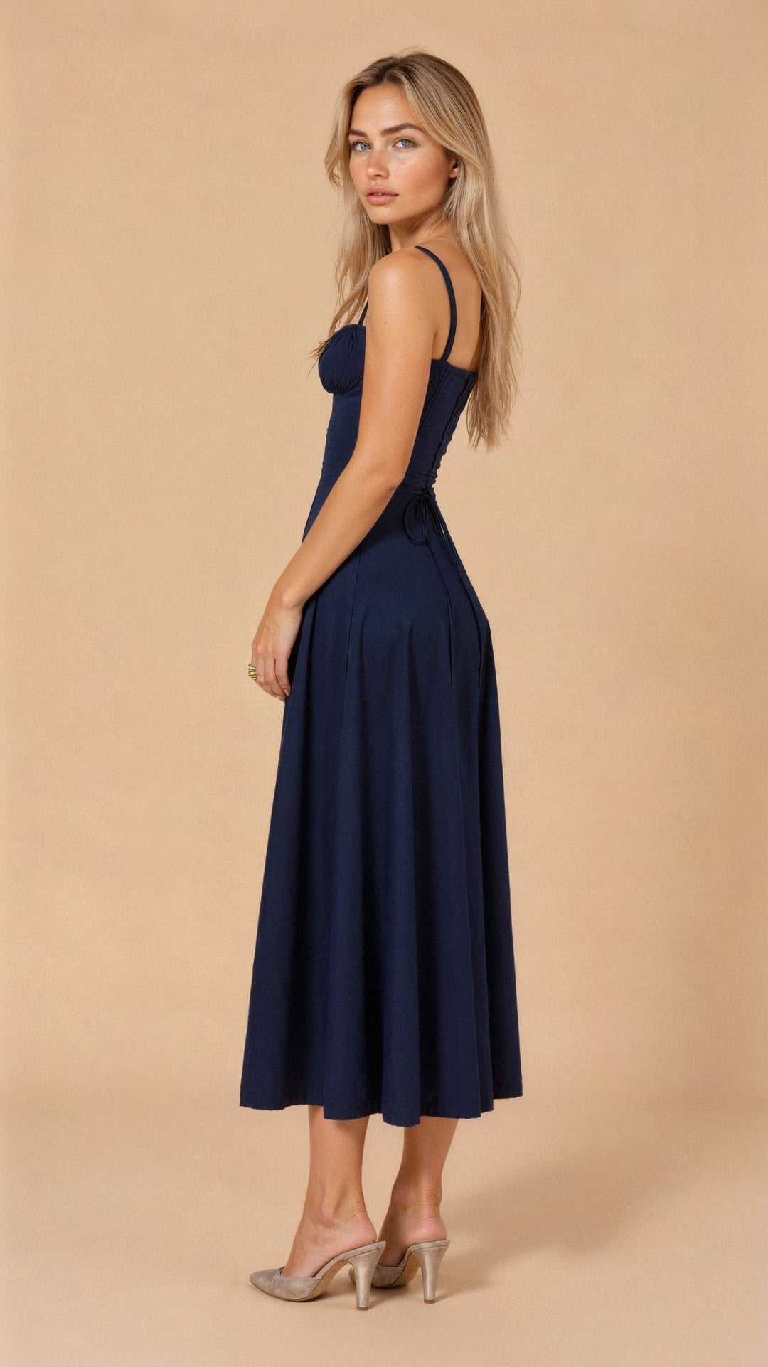Elegante talje-kjole i champagnefarve med bustier-design og forførende sideslids, ideel til sommerens fester.