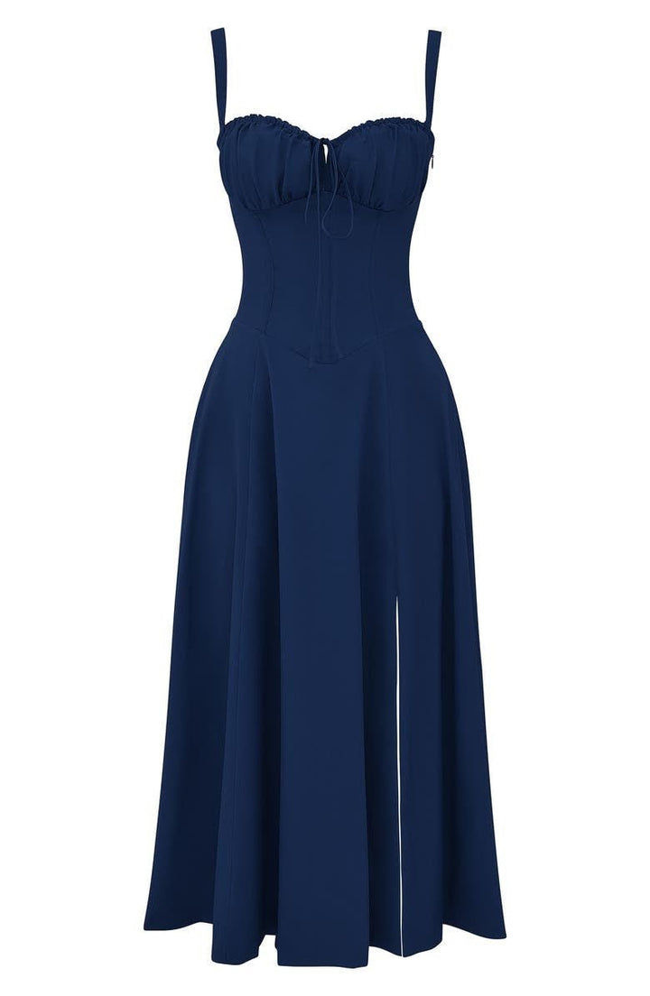 Elegante talje-kjole i champagnefarve med bustier-design og forførende sideslids, ideel til sommerens fester.