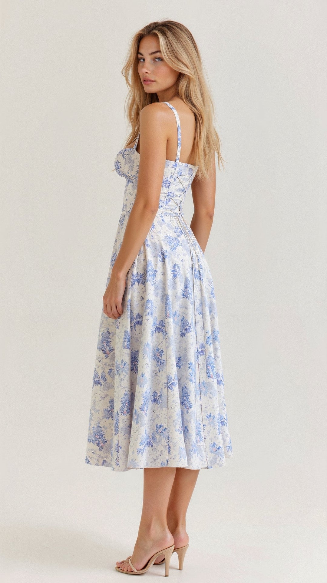 Elegante talje-kjole i champagnefarve med bustier-design og forførende sideslids, ideel til sommerens fester.