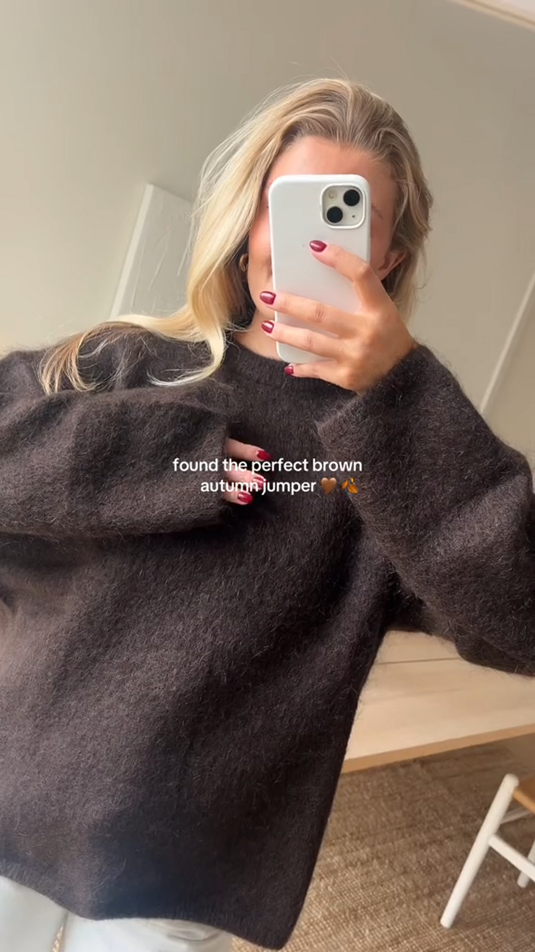 Elena trøje i cremehvid med rund hals, blød og varm, i en moderne oversized pasform perfekt til efteråret.