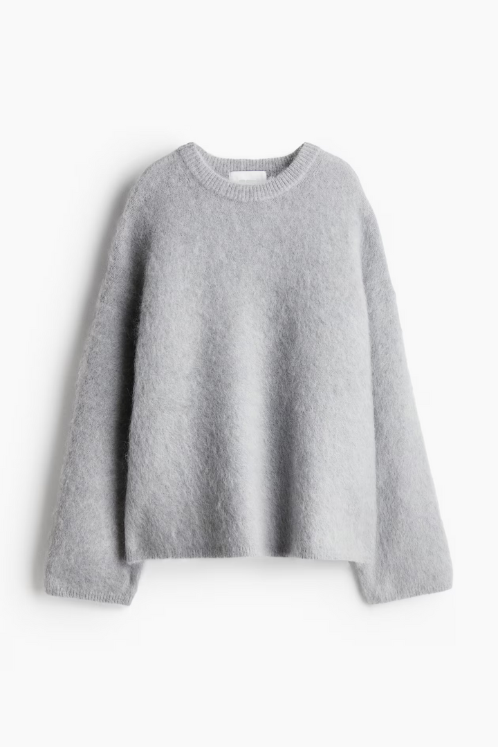 Elena trøje i cremehvid med rund hals, blød og varm, i en moderne oversized pasform perfekt til efteråret.