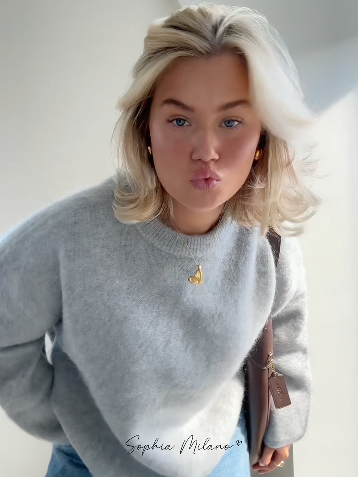 Elena trøje i cremehvid med rund hals, blød og varm, i en moderne oversized pasform perfekt til efteråret.