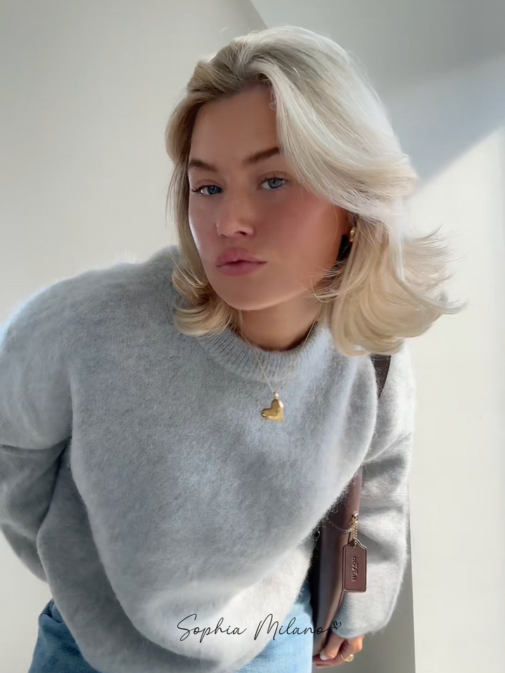 Elena trøje i cremehvid med rund hals, blød og varm, i en moderne oversized pasform perfekt til efteråret.