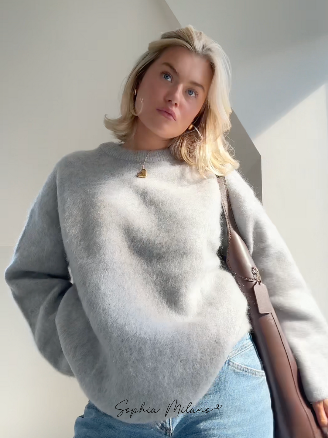 Elena trøje i cremehvid med rund hals, blød og varm, i en moderne oversized pasform perfekt til efteråret.