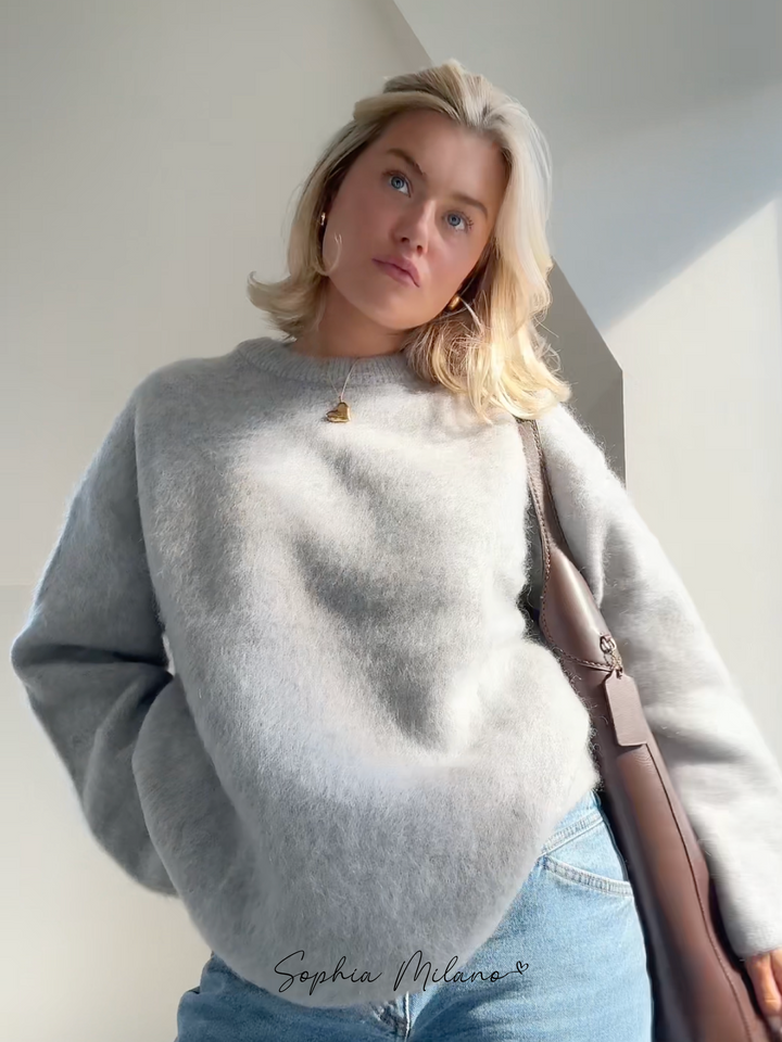 Elena trøje i cremehvid med rund hals, blød og varm, i en moderne oversized pasform perfekt til efteråret.