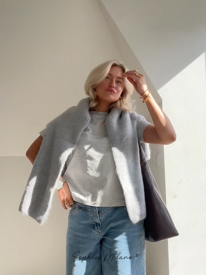 Elena trøje i cremehvid med rund hals, blød og varm, i en moderne oversized pasform perfekt til efteråret.