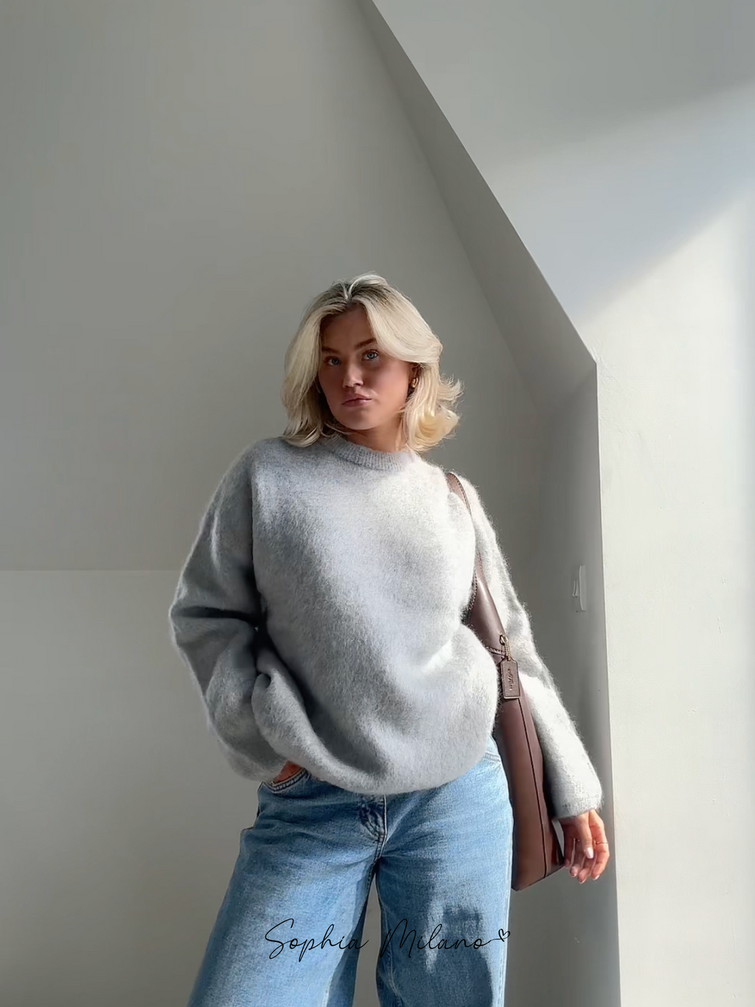 Elena trøje i cremehvid med rund hals, blød og varm, i en moderne oversized pasform perfekt til efteråret.