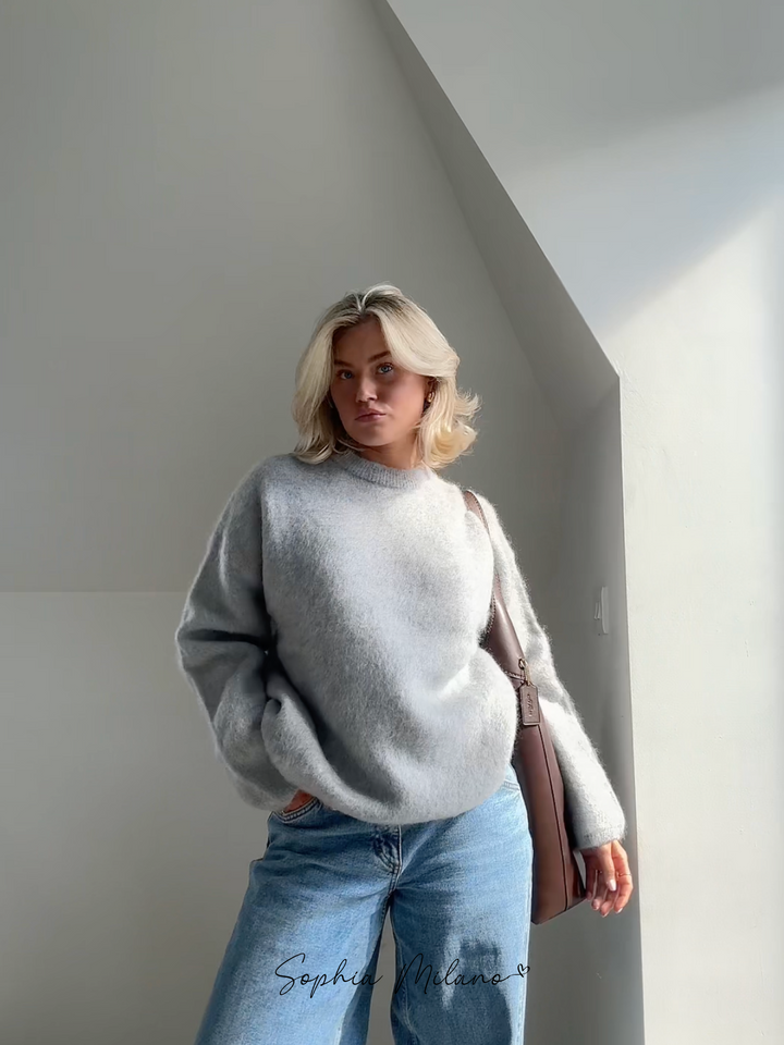 Elena trøje i cremehvid med rund hals, blød og varm, i en moderne oversized pasform perfekt til efteråret.