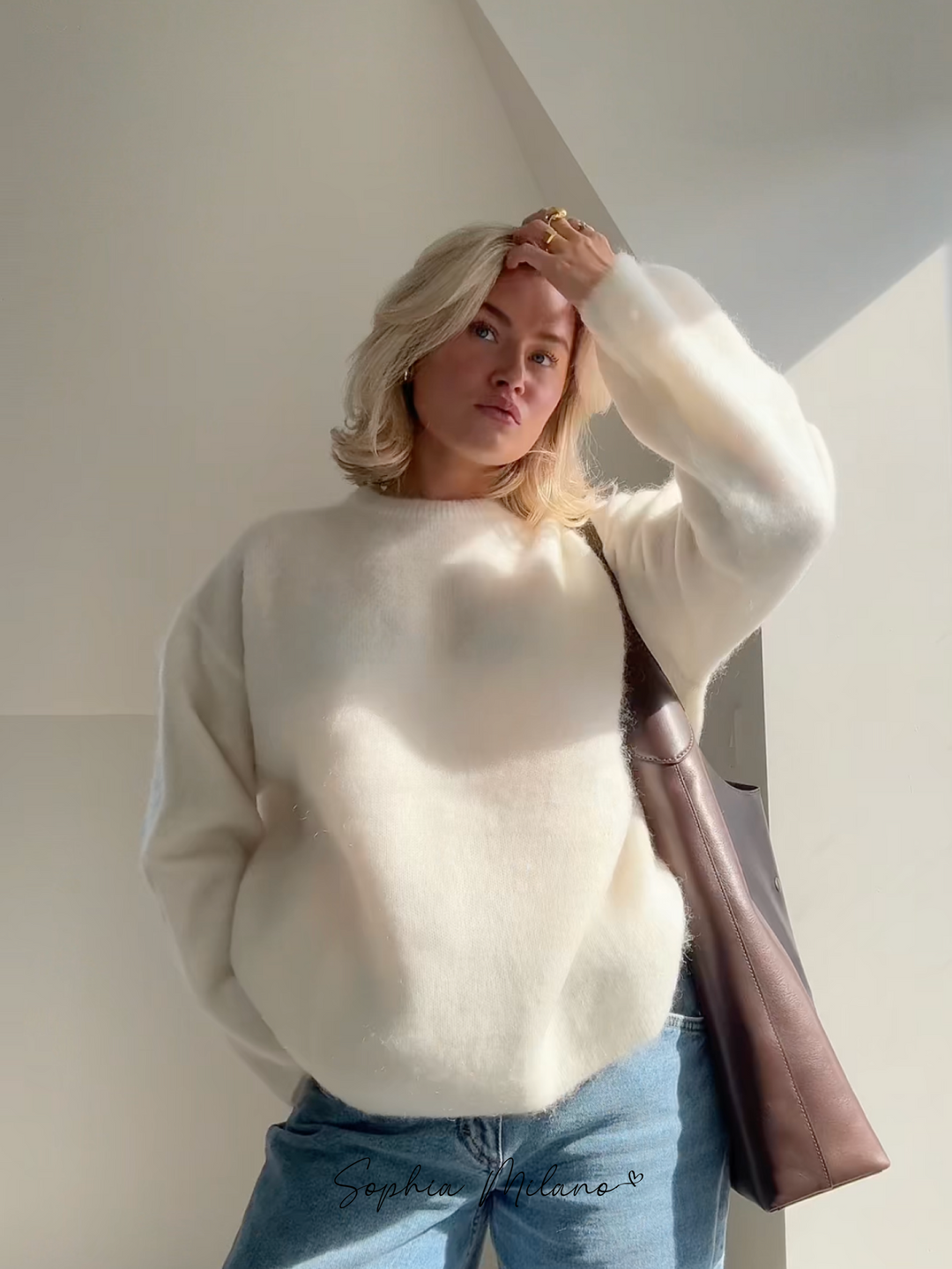 Elena trøje i cremehvid med rund hals, blød og varm, i en moderne oversized pasform perfekt til efteråret.