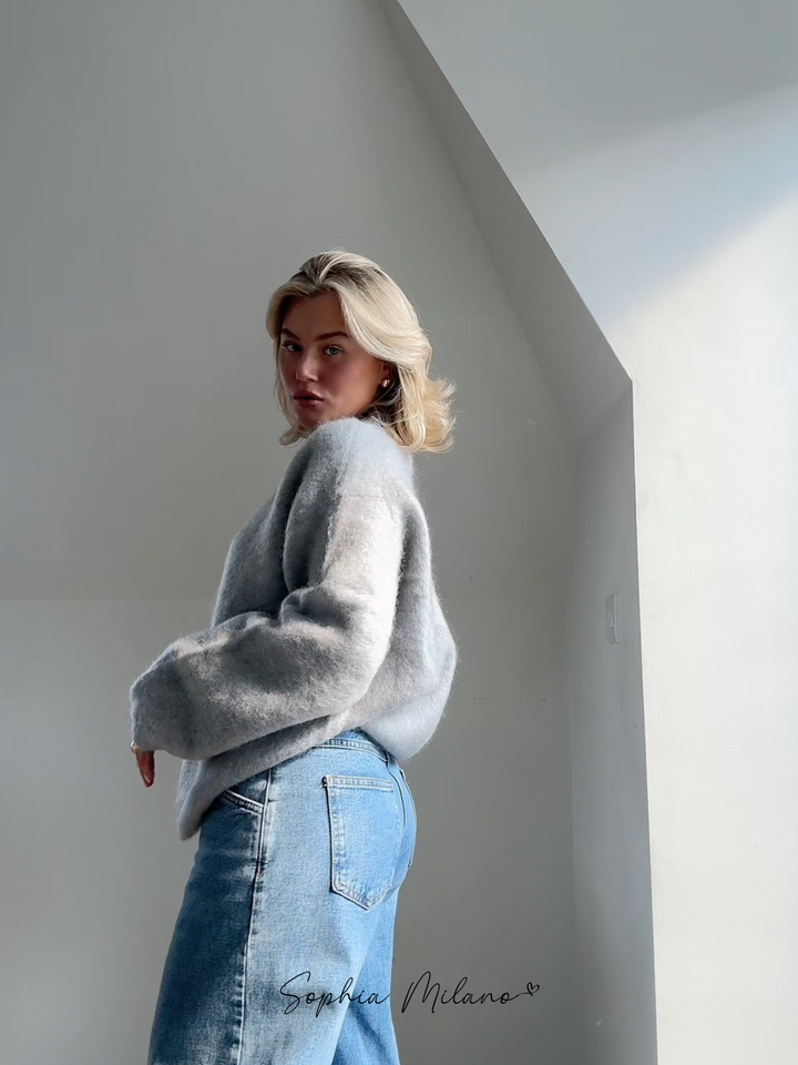 Elena trøje i cremehvid med rund hals, blød og varm, i en moderne oversized pasform perfekt til efteråret.