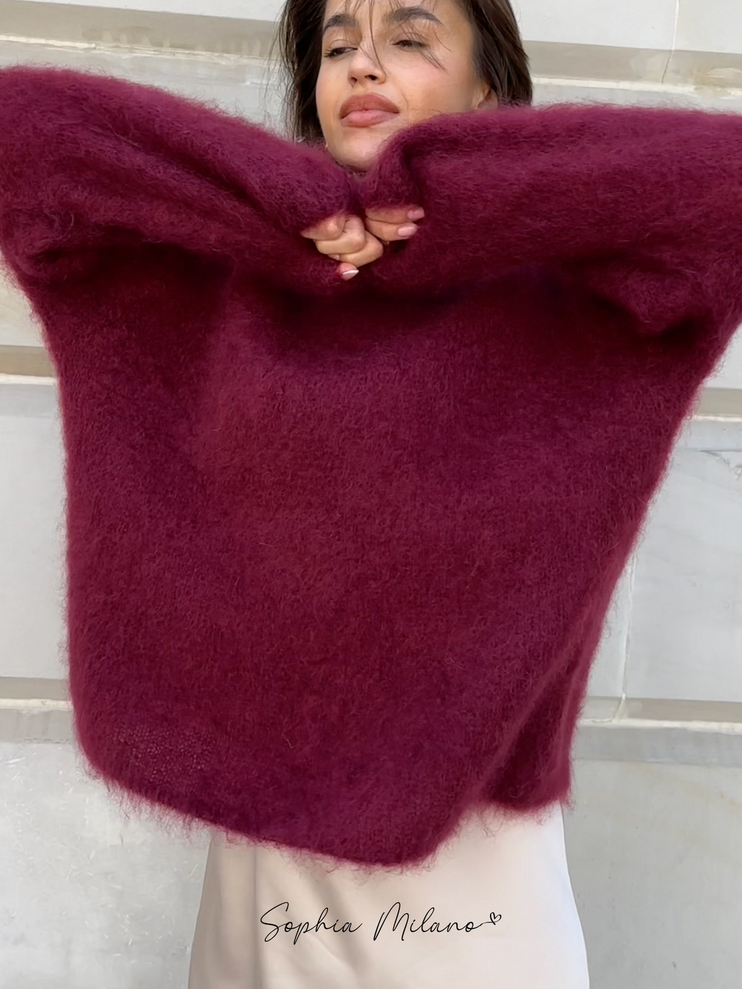 Elena trøje i cremehvid med rund hals, blød og varm, i en moderne oversized pasform perfekt til efteråret.