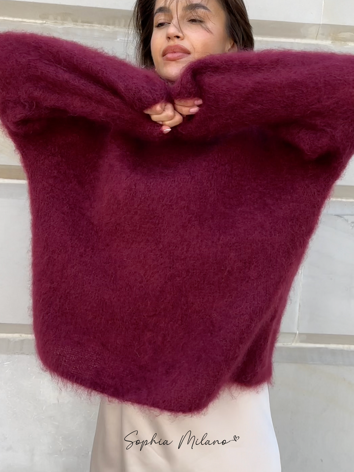 Elena trøje i cremehvid med rund hals, blød og varm, i en moderne oversized pasform perfekt til efteråret.