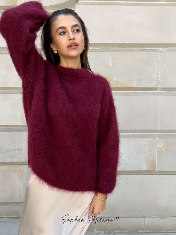 Elena trøje i cremehvid med rund hals, blød og varm, i en moderne oversized pasform perfekt til efteråret.