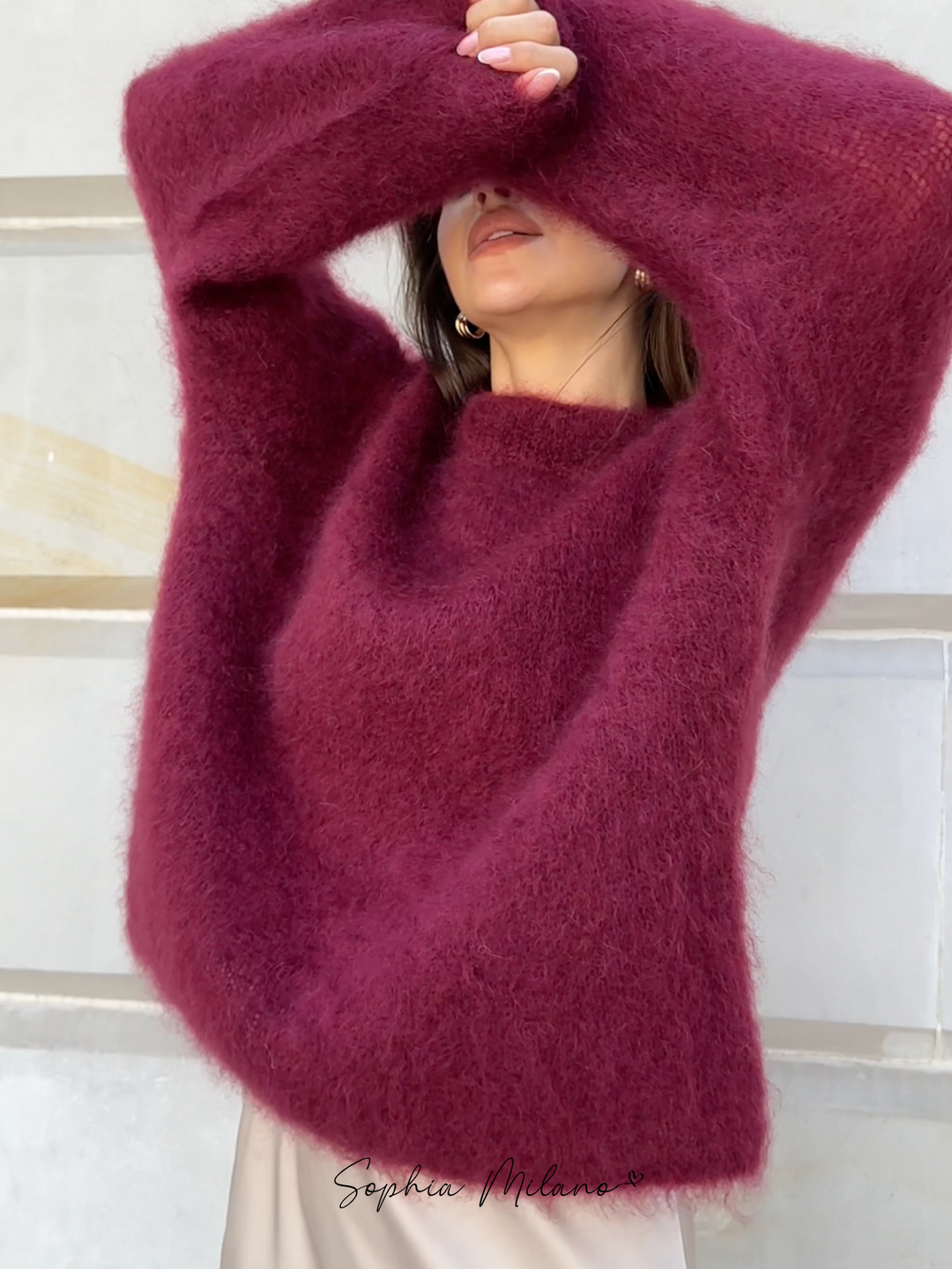 "Elena mohairstrik i cremehvid med rund hals, blød og varm, i en moderne oversized pasform perfekt til efteråret."