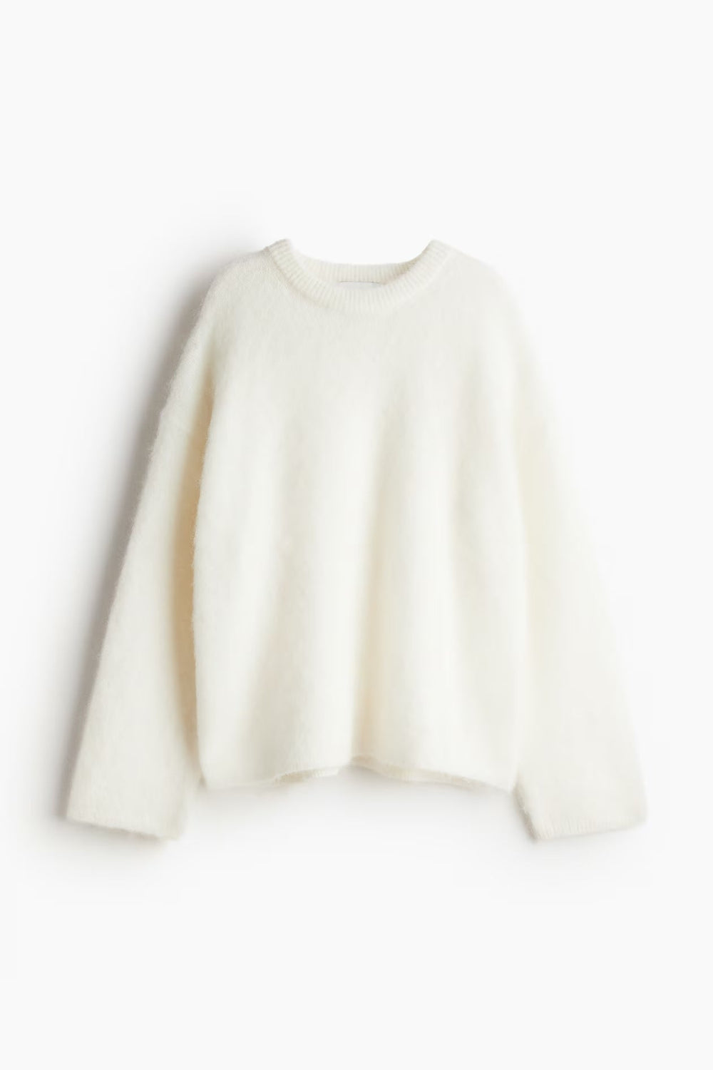 Elena trøje i cremehvid med rund hals, blød og varm, i en moderne oversized pasform perfekt til efteråret.