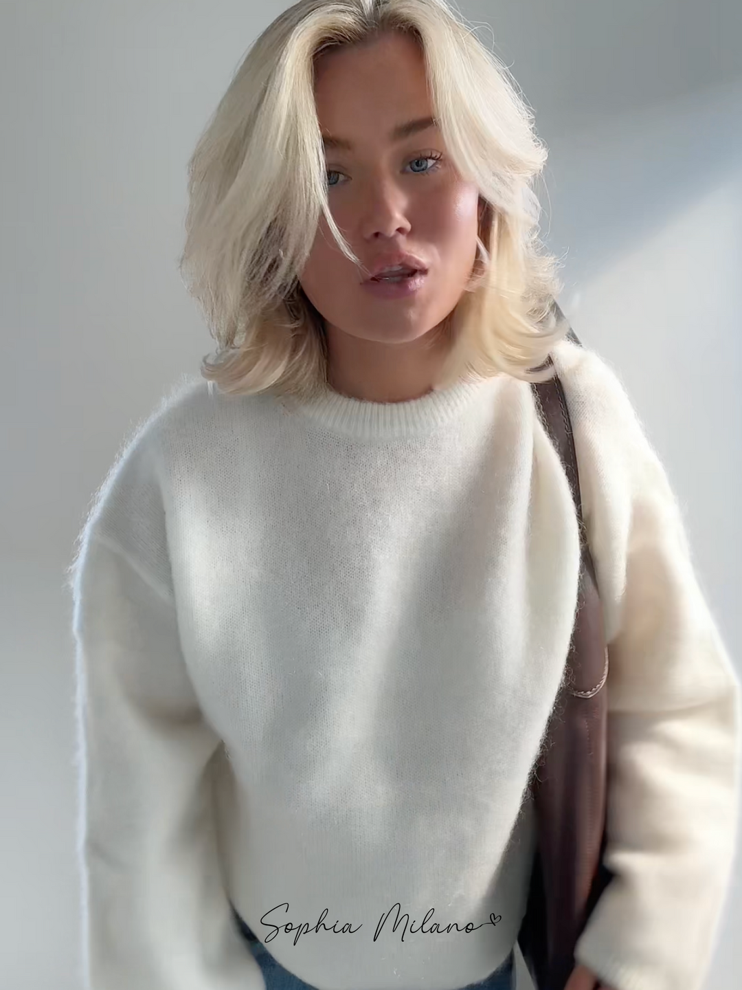 Elena trøje i cremehvid med rund hals, blød og varm, i en moderne oversized pasform perfekt til efteråret.