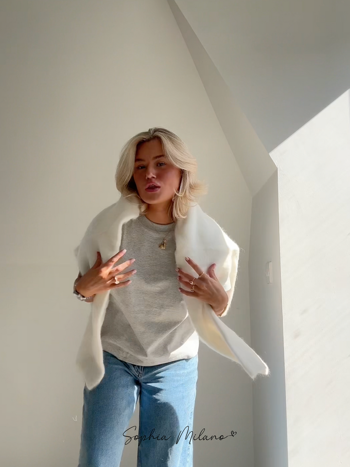 Elena trøje i cremehvid med rund hals, blød og varm, i en moderne oversized pasform perfekt til efteråret.