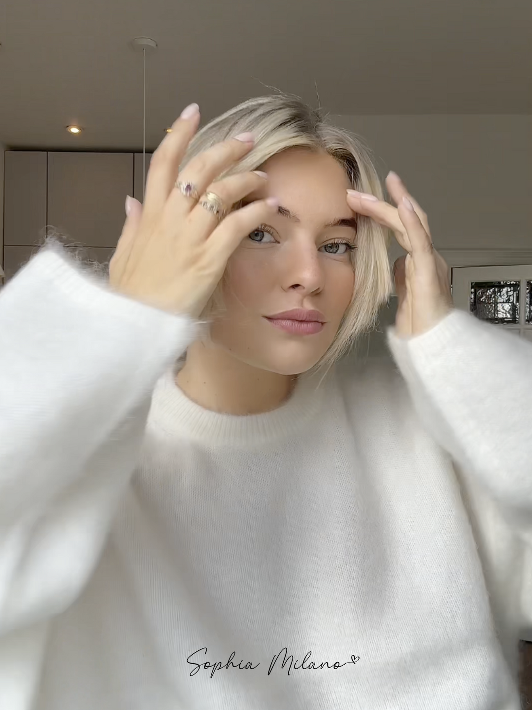 Elena trøje i cremehvid med rund hals, blød og varm, i en moderne oversized pasform perfekt til efteråret.