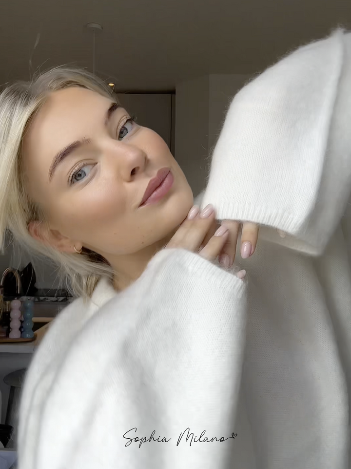 Elena trøje i cremehvid med rund hals, blød og varm, i en moderne oversized pasform perfekt til efteråret.