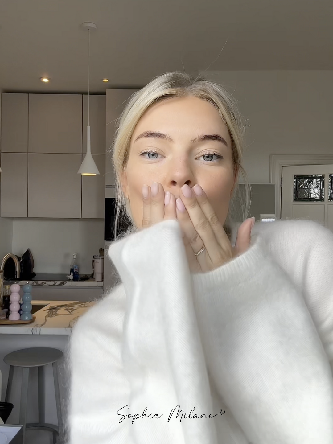 Elena trøje i cremehvid med rund hals, blød og varm, i en moderne oversized pasform perfekt til efteråret.